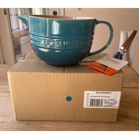 Le Creuset Stoneware Batter Mixing Bowl 2 qt. Deep Teal Blue NEW - Picture 2 of 8